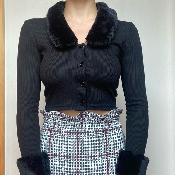 SOLD -Faux-Fur Collar Ribbed Crop Top - Picture 4 of 8